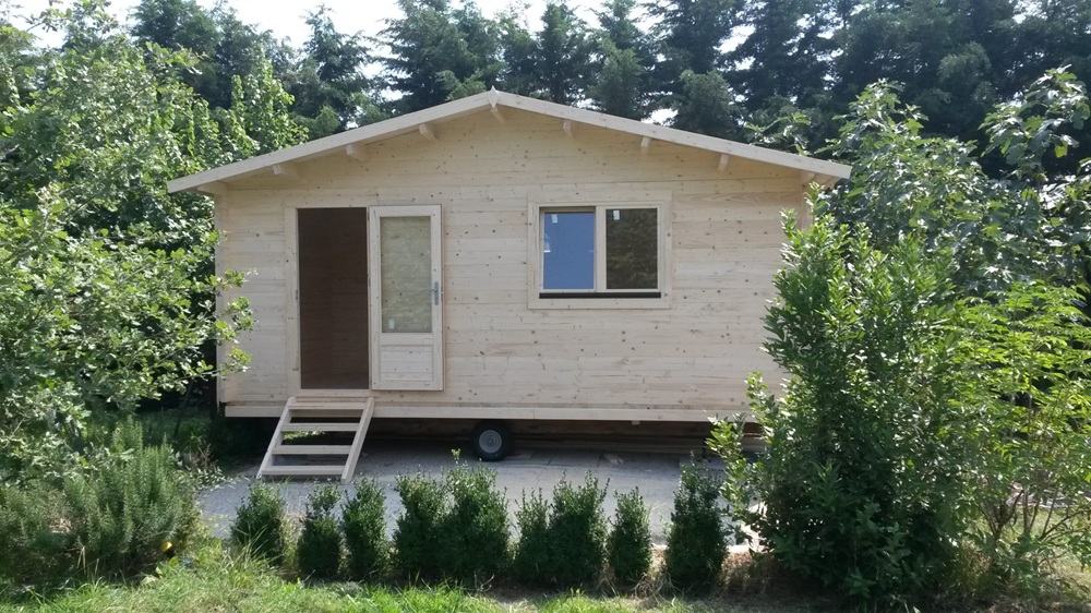 Log cabin on wheels