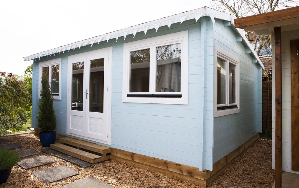Garden log cabin room